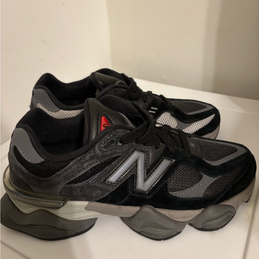NB 9060 in black